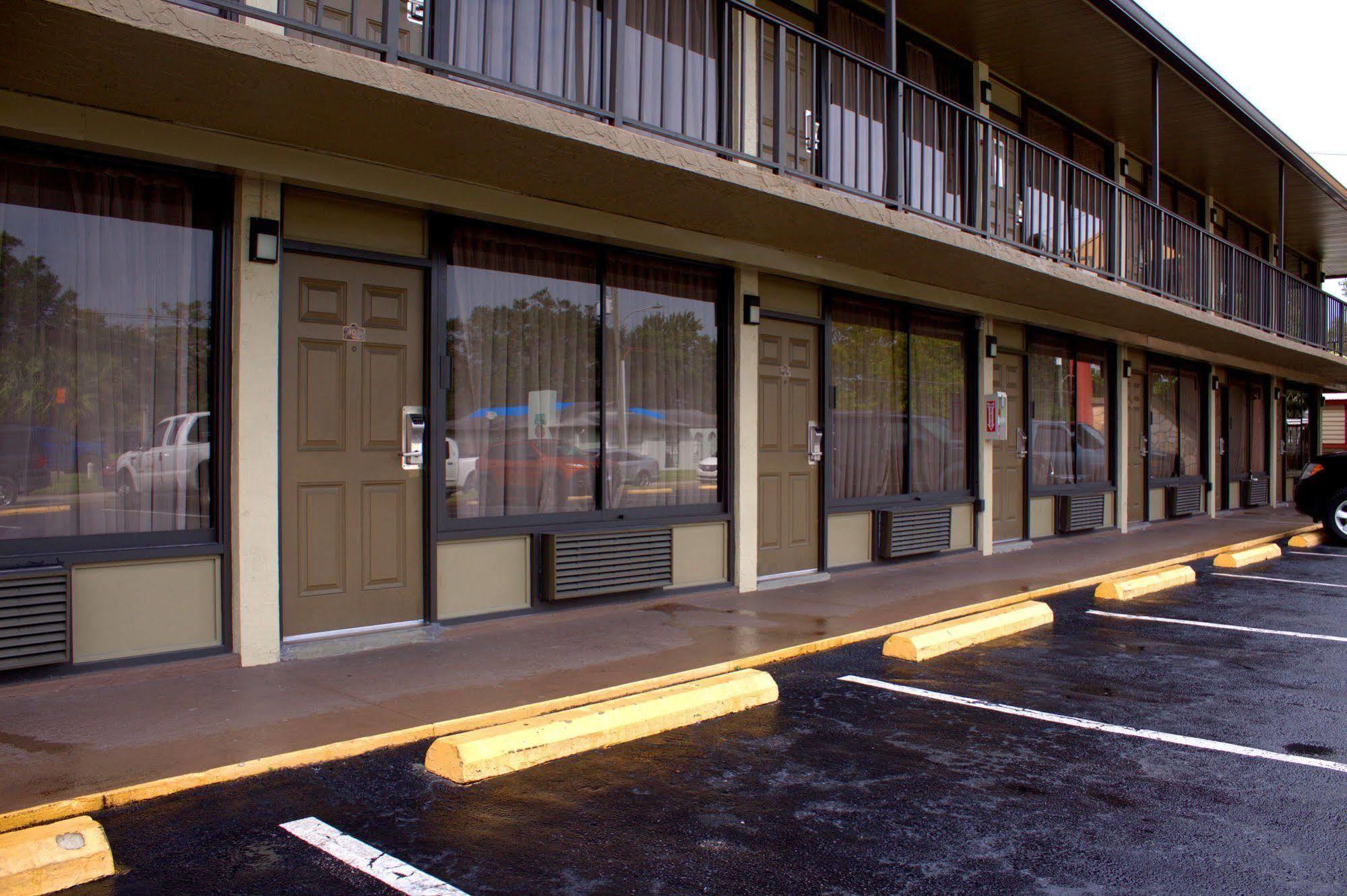 סיינט קלאוד Polynesian Inn מראה חיצוני תמונה