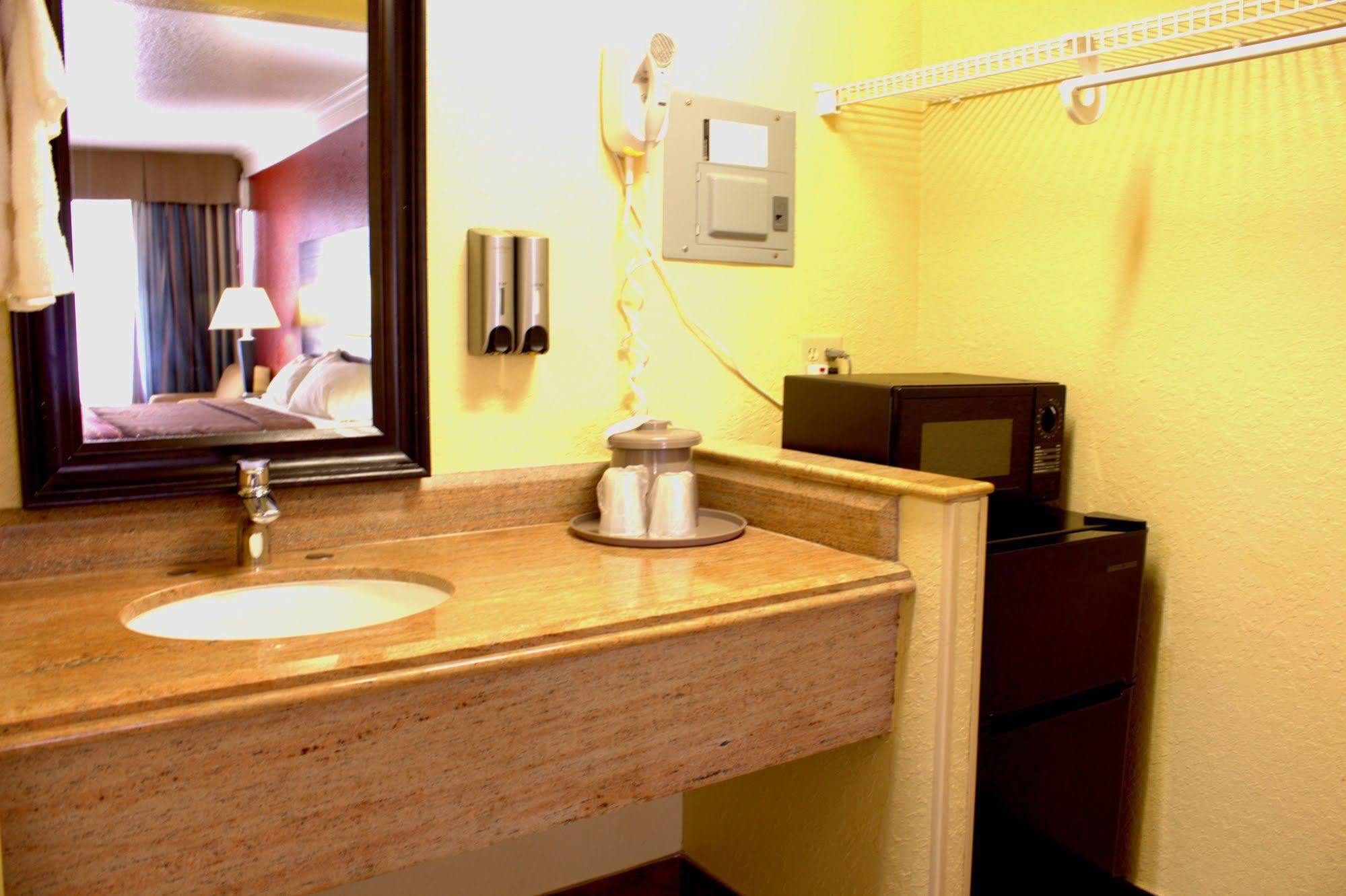 סיינט קלאוד Polynesian Inn מראה חיצוני תמונה