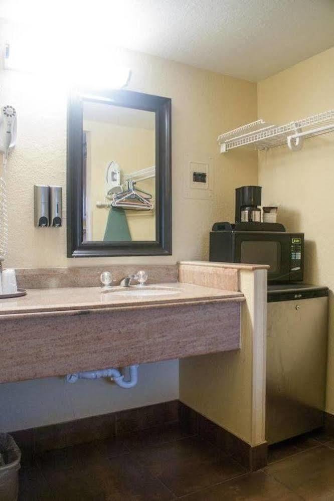 סיינט קלאוד Polynesian Inn מראה חיצוני תמונה
