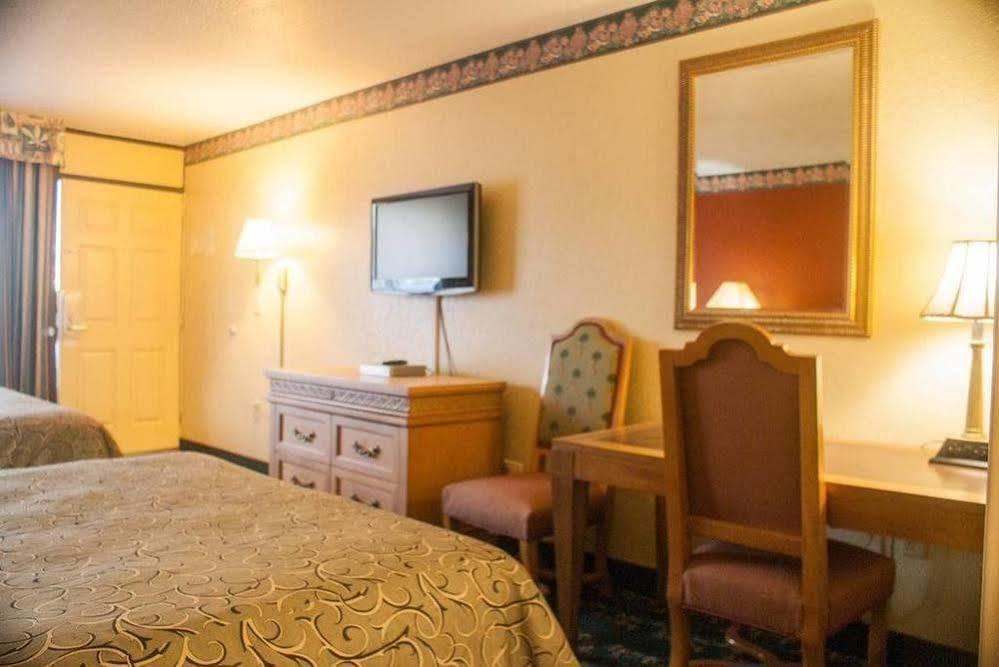 סיינט קלאוד Polynesian Inn מראה חיצוני תמונה