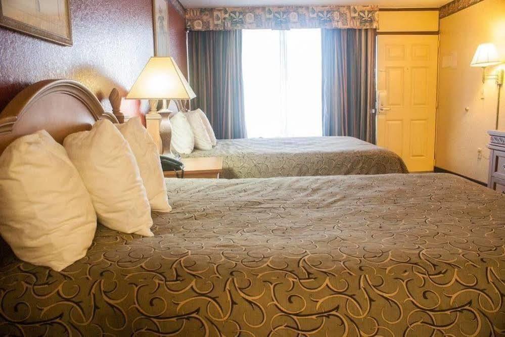סיינט קלאוד Polynesian Inn מראה חיצוני תמונה