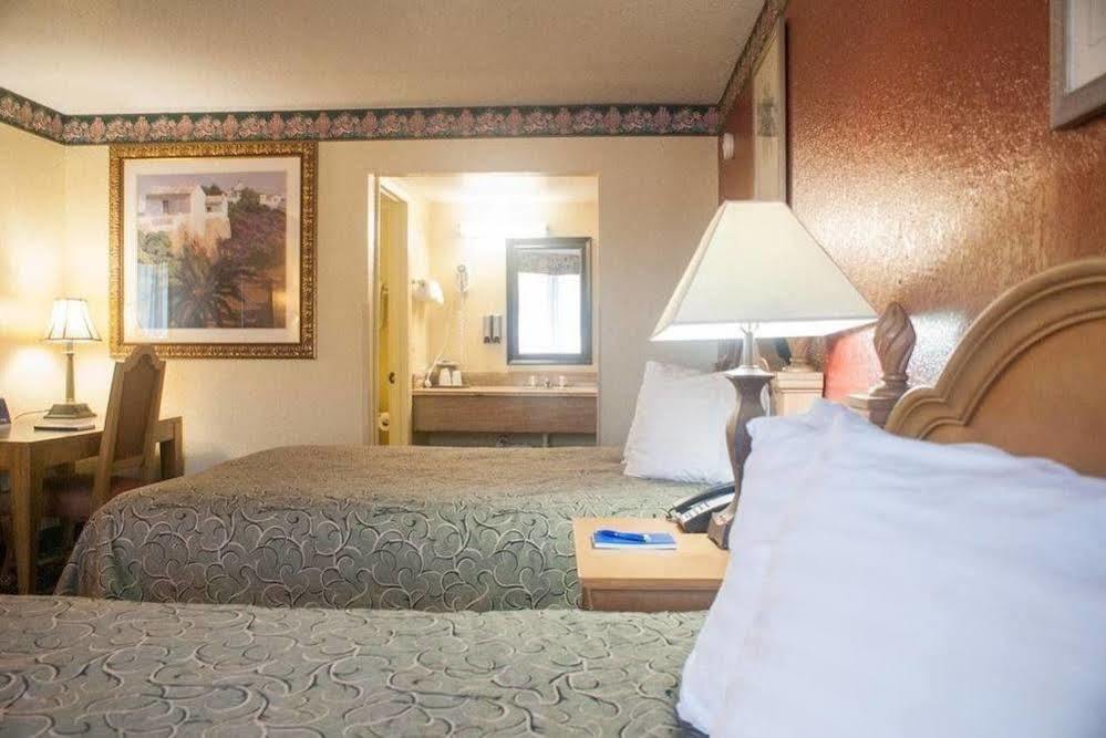 סיינט קלאוד Polynesian Inn מראה חיצוני תמונה