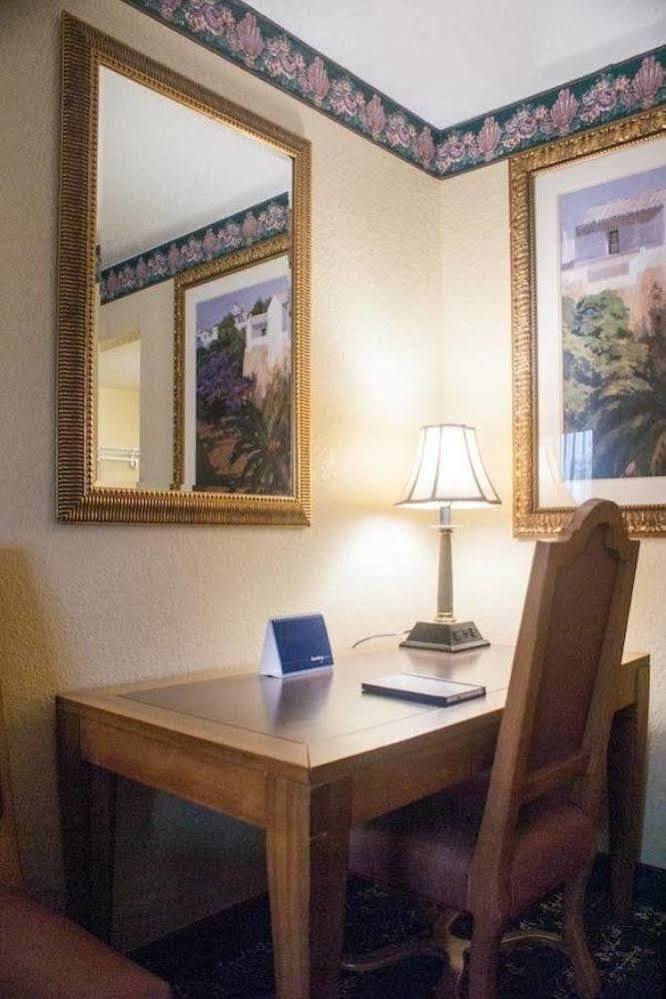 סיינט קלאוד Polynesian Inn מראה חיצוני תמונה